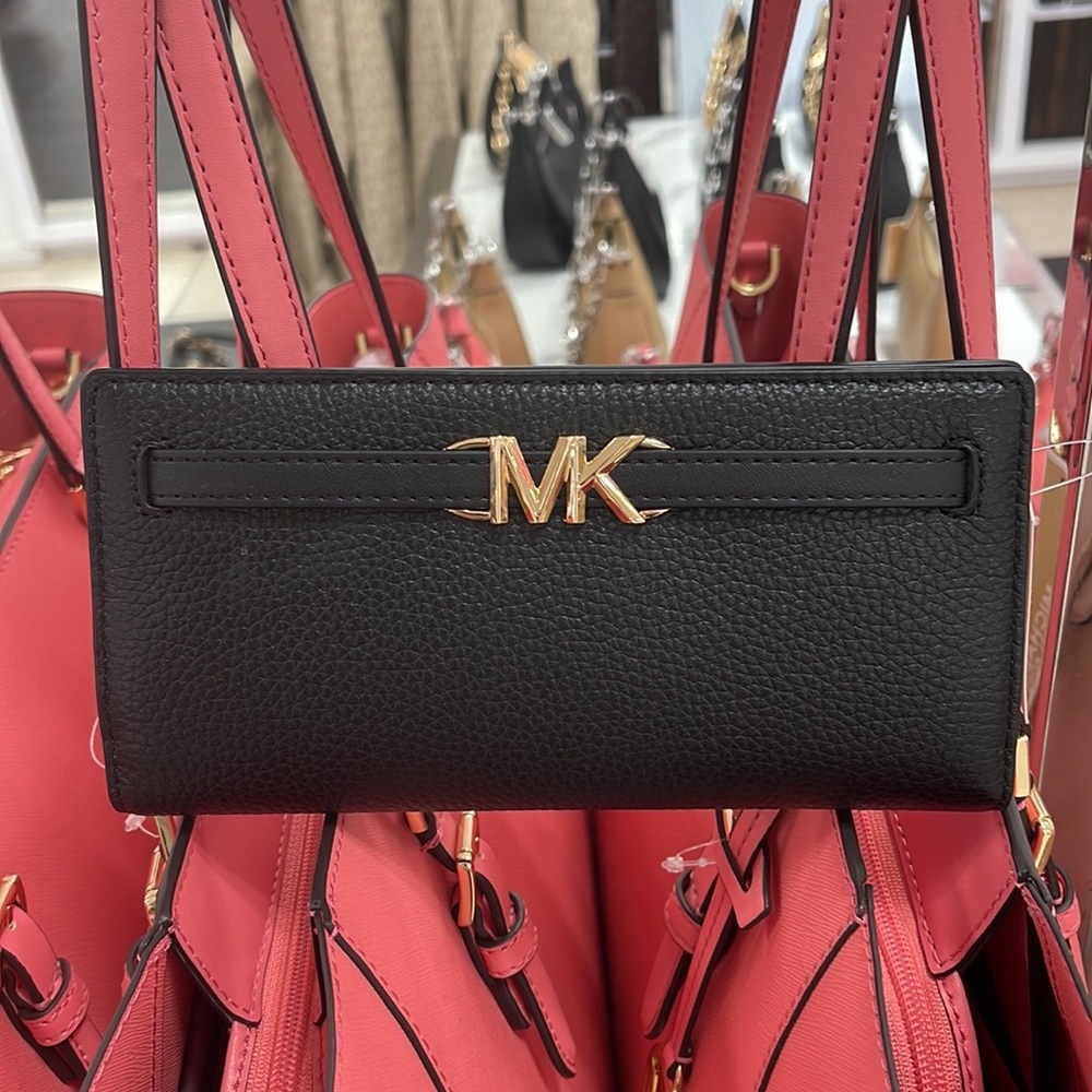 MICHAEL KORS
Reed Large Pebbled Leather Snap Wallet
Style# 35S3G6RE3L
Black 
NWT